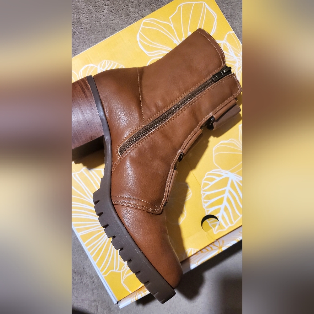 NIB Never Worn Size 8.5 Yellowbox Televiz Boots - Picture 6 of 9